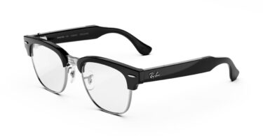 Lunettes connectées Ray-Ban Meta Audio Clubmaster vues de trois-quarts, monture noir brillant et cerclage argenté, verres transparents, sans caméra sur la face avant