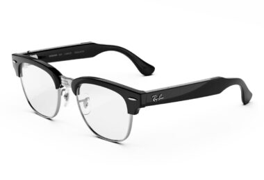 Lunettes connectées Ray-Ban Meta Audio Clubmaster vues de trois-quarts, monture noir brillant et cerclage argenté, verres transparents, sans caméra sur la face avant
