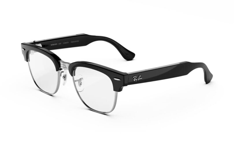 Lunettes connectées Ray-Ban Meta Audio Clubmaster vues de trois-quarts, monture noir brillant et cerclage argenté, verres transparents, sans caméra sur la face avant