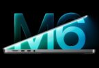 Le nouveau MacBook Pro 14 pouces vu de profil, ouvert, devant un grand logo M6 lumineux bleu turquoise sur fond noir