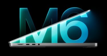 Le nouveau MacBook Pro 14 pouces vu de profil, ouvert, devant un grand logo M6 lumineux bleu turquoise sur fond noir