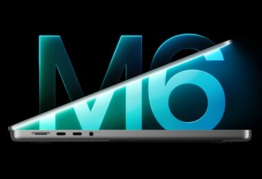 Le nouveau MacBook Pro 14 pouces vu de profil, ouvert, devant un grand logo M6 lumineux bleu turquoise sur fond noir