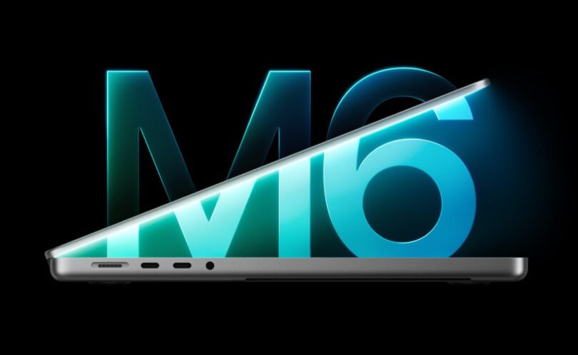 Le nouveau MacBook Pro 14 pouces vu de profil, ouvert, devant un grand logo M6 lumineux bleu turquoise sur fond noir