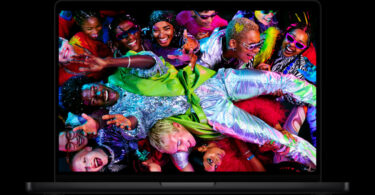 MacBook Pro M5 Pro et M5 Max ouvert sur fond noir, son écran Liquid Retina XDR affichant une photo très colorée, modèle actuel avant l'événement Apple du 28 octobre