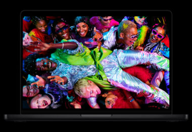 MacBook Pro M5 Pro et M5 Max ouvert sur fond noir, son écran Liquid Retina XDR affichant une photo très colorée, modèle actuel avant l'événement Apple du 28 octobre
