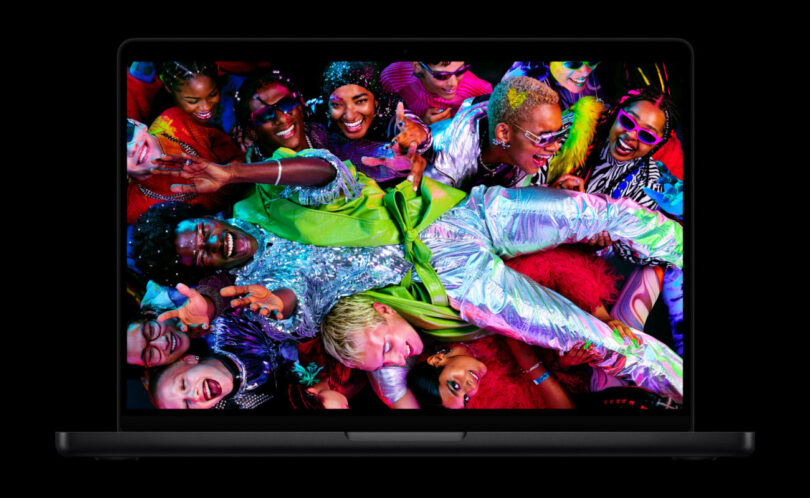 MacBook Pro M5 Pro et M5 Max ouvert sur fond noir, son écran Liquid Retina XDR affichant une photo très colorée, modèle actuel avant l'événement Apple du 28 octobre