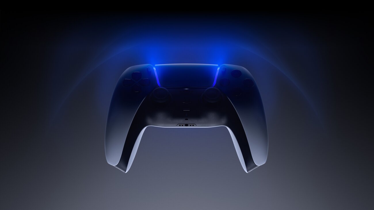 Manette DualSense de la PlayStation 5 éclairée en bleu sur fond sombre, console concernée par la faille Prolapse et la mise à jour système 14.20
