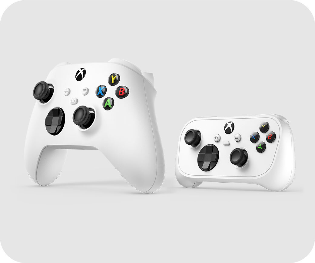 Comparaison de taille entre la Manette XBOX Nano blanche et la manette sans fil Xbox standard, posées côte à côte sur fond gris clair