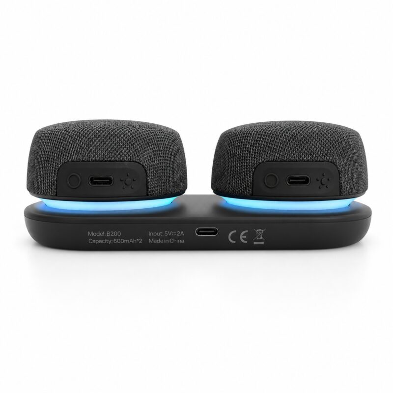 Les deux enceintes Marmitek Soundex B200 posées sur leur station de charge noire avec port USB-C, anneaux lumineux bleus allumés
