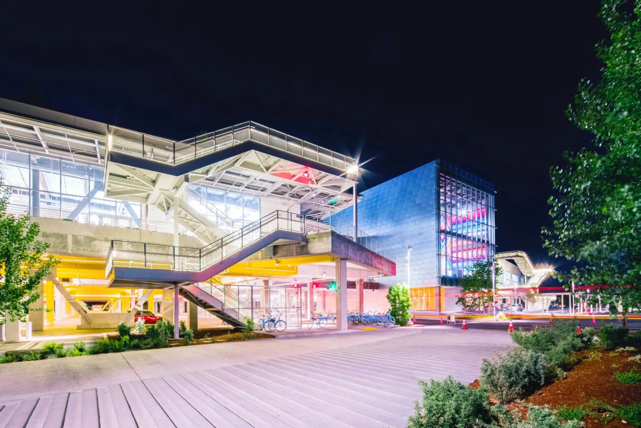 Photo officielle du bâtiment MPK 20 du campus de Meta à Menlo Park, illuminé de nuit, siège de la maison mère de Facebook et Instagram