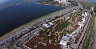 Vue aérienne officielle du siège de Meta à Menlo Park en Californie, au bord de la baie de San Francisco, entreprise condamnée à 25 milliards de dollars de pénalités au Nouveau-Mexique
