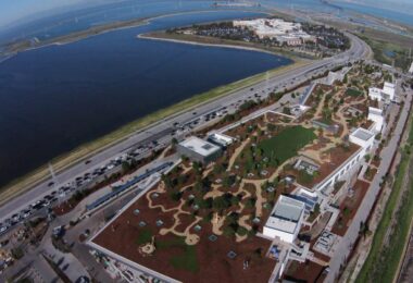 Vue aérienne officielle du siège de Meta à Menlo Park en Californie, au bord de la baie de San Francisco, entreprise condamnée à 25 milliards de dollars de pénalités au Nouveau-Mexique