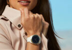 Montre connectée Garmin au poignet affichant un cadran personnalisé téléchargé depuis la boutique Connect IQ, visuel officiel Garmin