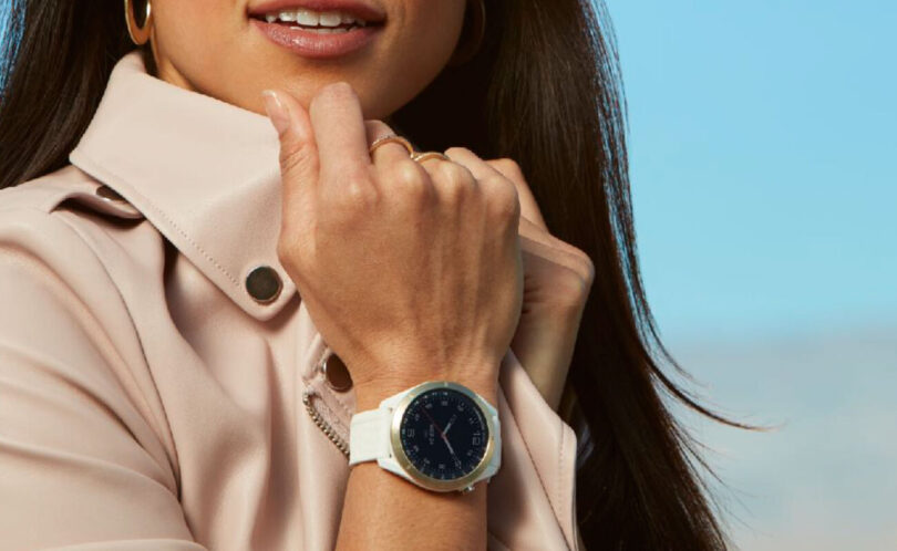 Montre connectée Garmin au poignet affichant un cadran personnalisé téléchargé depuis la boutique Connect IQ, visuel officiel Garmin