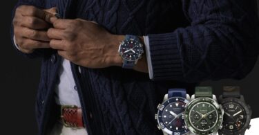 Homme en gilet de laine portant une Garmin MARQ Diver (Gen 3) à lunette bleue, à côté de trois autres montres MARQ (Gen 3) en titane avec bracelets bleu, vert et camouflage