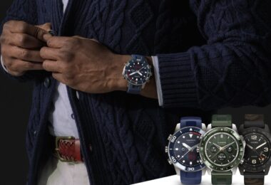 Homme en gilet de laine portant une Garmin MARQ Diver (Gen 3) à lunette bleue, à côté de trois autres montres MARQ (Gen 3) en titane avec bracelets bleu, vert et camouflage
