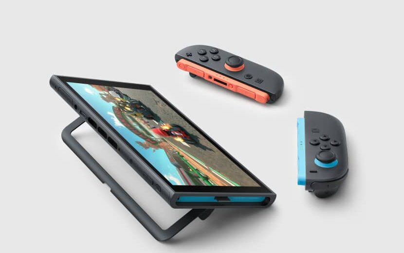 Nintendo Switch 2 posée en mode sur table sur sa béquille, avec les Joy-Con 2 détachés, console concernée par la faille ns2jb et les mises à jour de sécurité de Nintendo