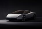 Nouveau Tesla Roadster présenté le 15 octobre 2026, vu de trois quarts avant en peinture blanche, avec phares dissimulés et ligne de coupé deux places