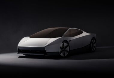 Nouveau Tesla Roadster présenté le 15 octobre 2026, vu de trois quarts avant en peinture blanche, avec phares dissimulés et ligne de coupé deux places