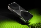 La carte graphique Nvidia GeForce RTX 5090 Founders Edition et ses deux ventilateurs, sur un fond noir strié de vert