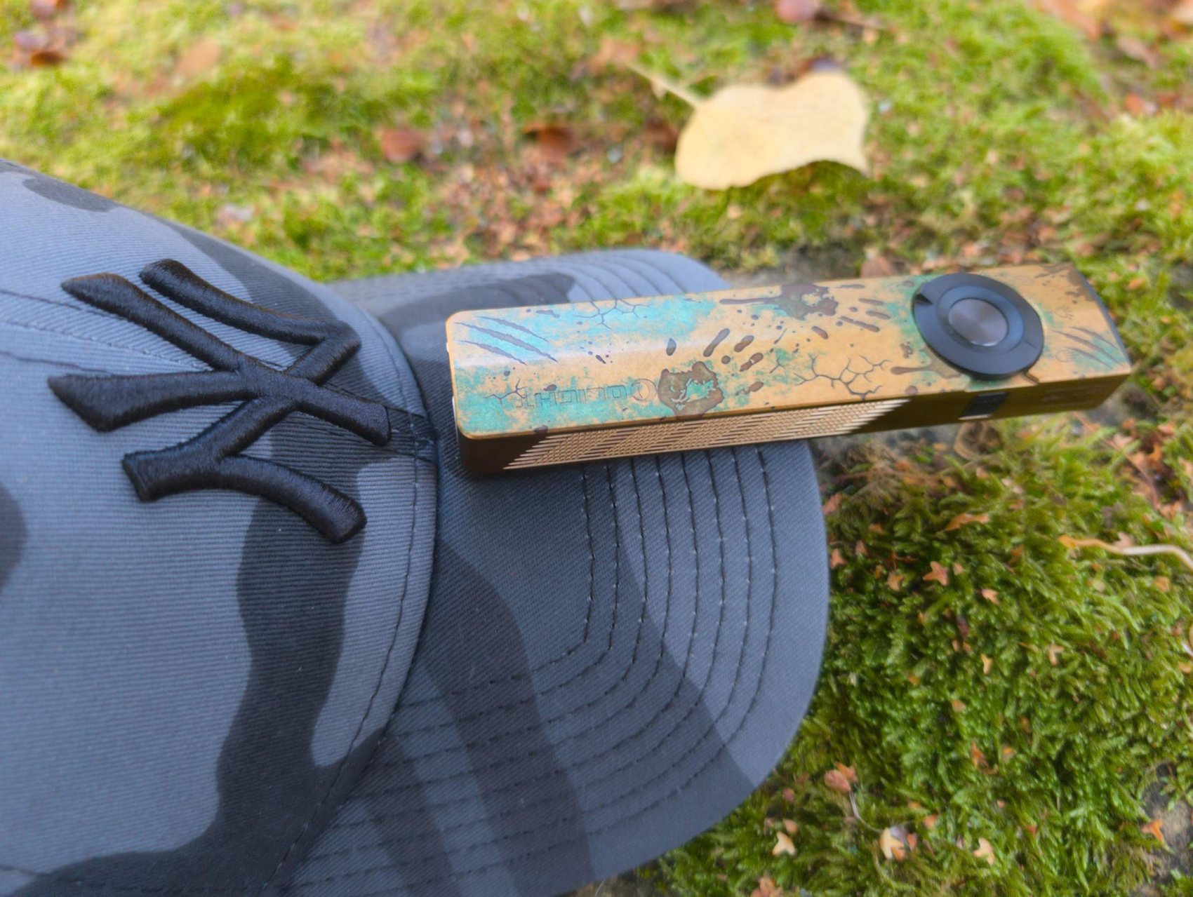 Olight ArkPro Relique des terres désolées clipsée sur une casquette, vue de dessus