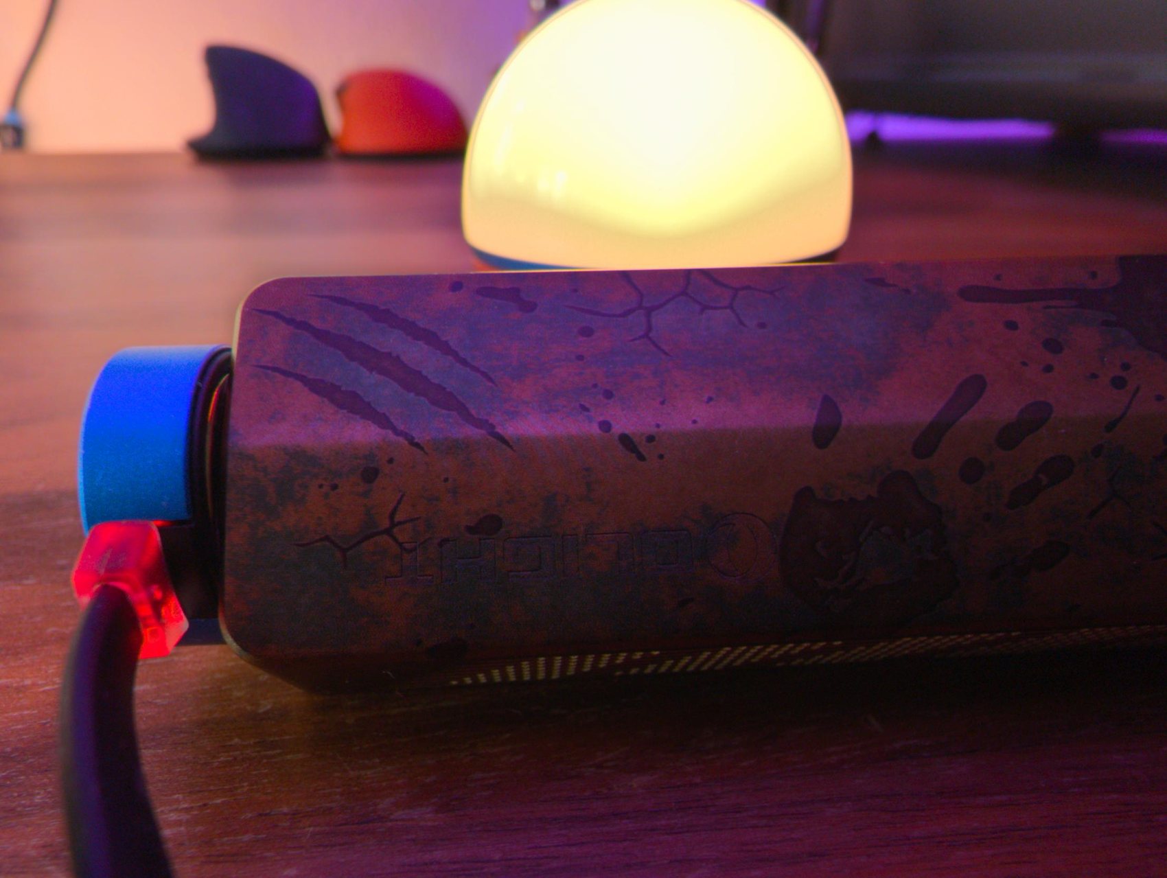 Olight ArkPro en charge avec le câble magnétique MCC, voyant rouge allumé