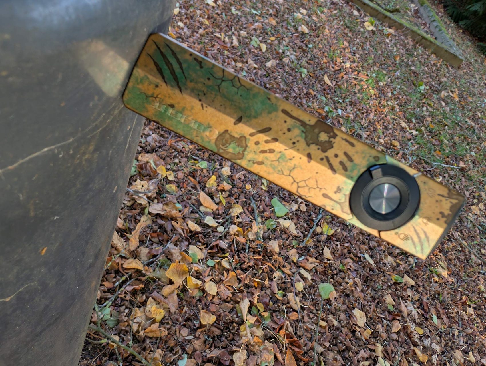 Olight ArkPro Ultra tenant à l'horizontale sur un poteau métallique grâce à sa base aimantée