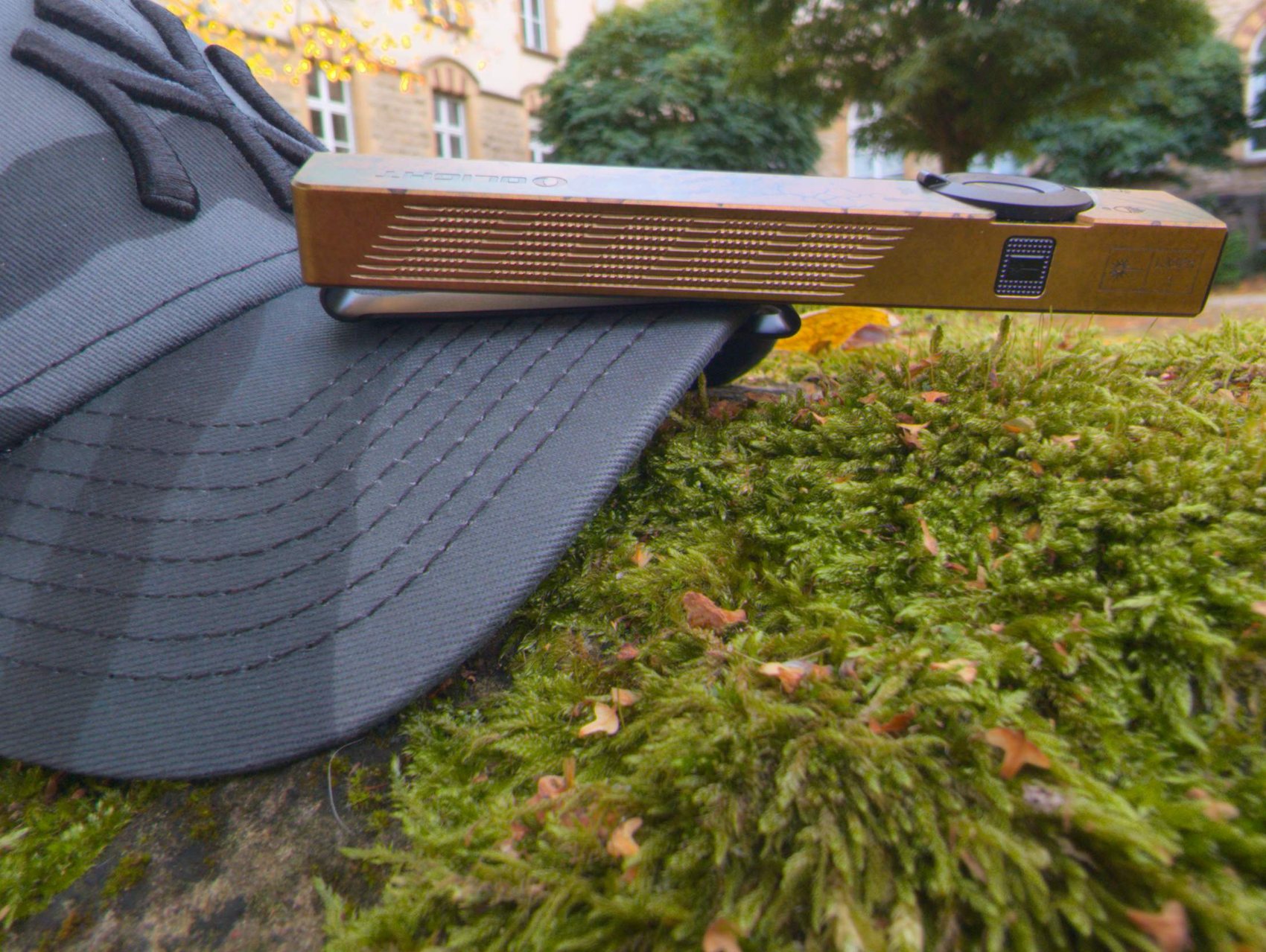 Olight ArkPro Ultra fixée sur la visière d'une casquette grâce à son clip bidirectionnel