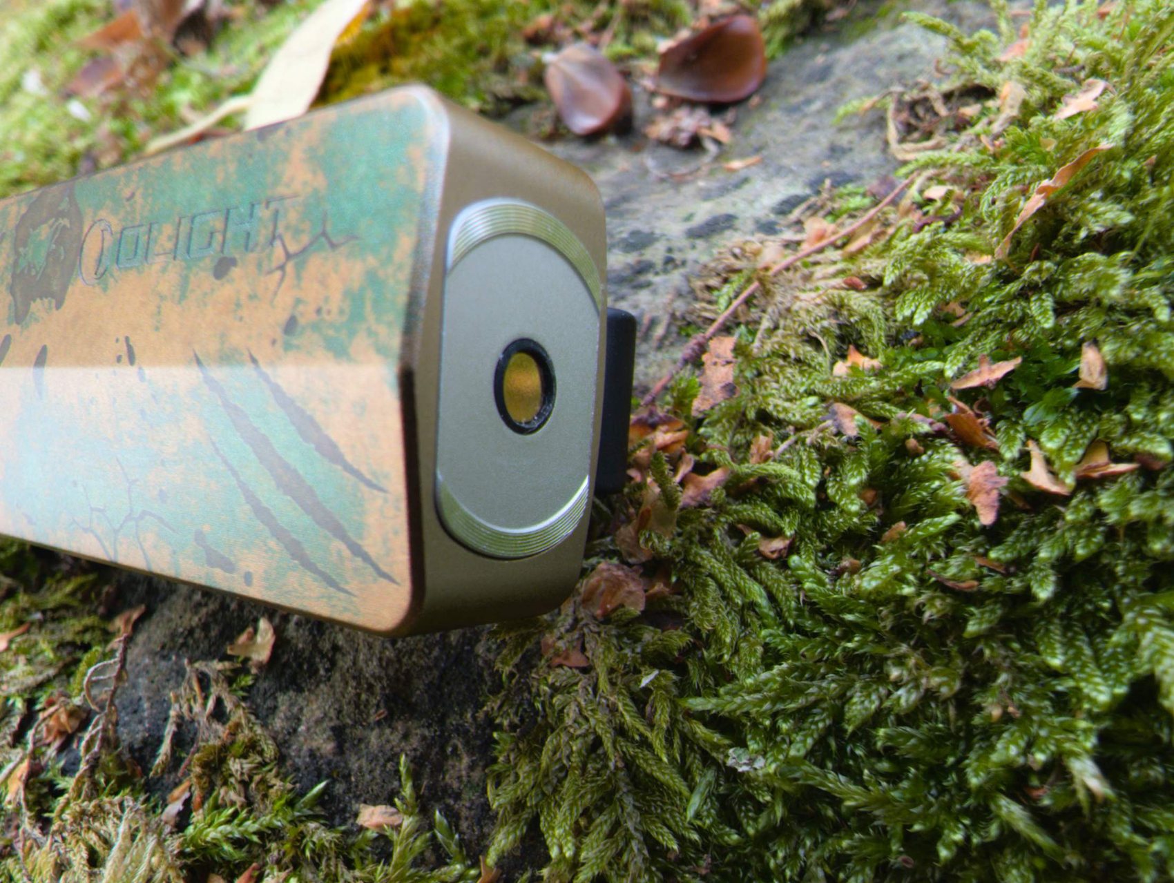 Base de l'Olight ArkPro Ultra avec son connecteur de recharge magnétique MCC