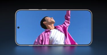 Smartphone OnePlus 15 présenté à l'horizontale sur fond bleu nuit, écran affichant une photo colorée, premier appareil de la marque à recevoir ColorOS 17 sous Android 17