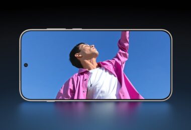 Smartphone OnePlus 15 présenté à l'horizontale sur fond bleu nuit, écran affichant une photo colorée, premier appareil de la marque à recevoir ColorOS 17 sous Android 17