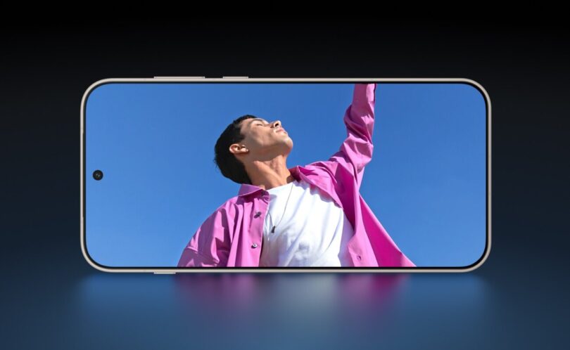 Smartphone OnePlus 15 présenté à l'horizontale sur fond bleu nuit, écran affichant une photo colorée, premier appareil de la marque à recevoir ColorOS 17 sous Android 17