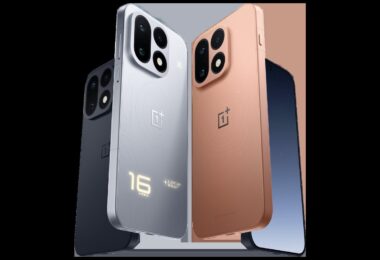 Trois OnePlus 16 en noir, argent et cuivre vus de dos, avec leur module photo à trois capteurs et le chiffre 16 sur la version argent