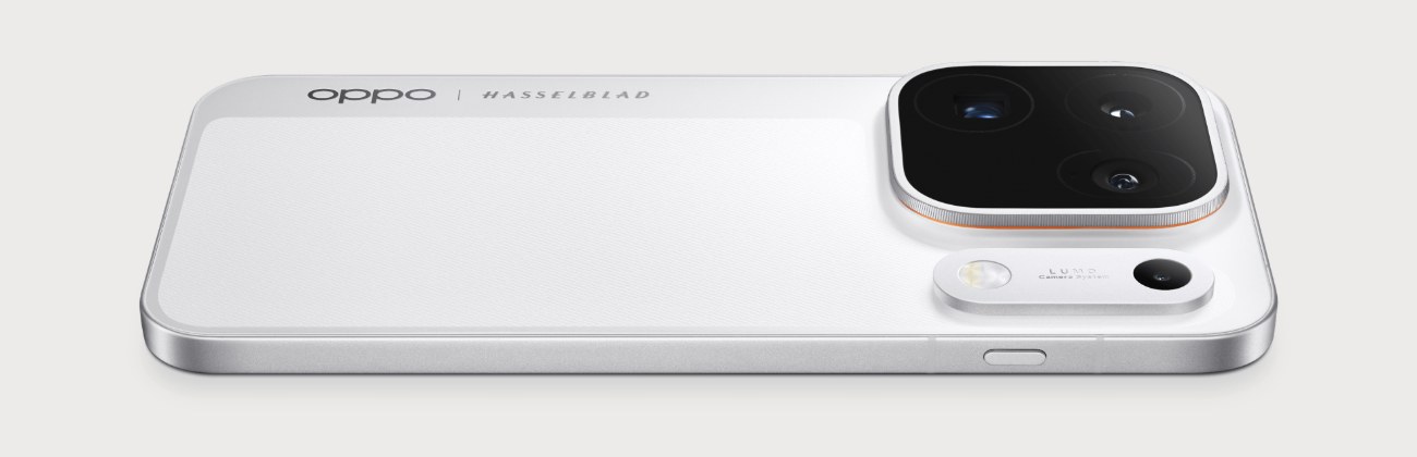 Oppo Find X10 Pro Max blanc posé à plat, vu de dos, avec son module photo carré cosigné Hasselblad et son cadre métallique, visuel officiel Oppo