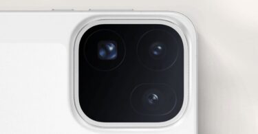 Gros plan officiel sur le module photo carré de l'Oppo Find X10 Pro Max blanc, avec ses trois objectifs de 200 Mpx, lancé en France dès 1 299 euros pour la série Find X10