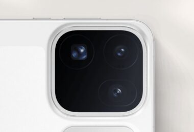 Gros plan officiel sur le module photo carré de l'Oppo Find X10 Pro Max blanc, avec ses trois objectifs de 200 Mpx, lancé en France dès 1 299 euros pour la série Find X10