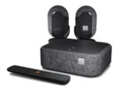 Le Décodeur Home Cinema d'Orange à revêtement tissu gris, ses deux enceintes sans fil Dolby Atmos FlexConnect signées Bang & Olufsen et sa télécommande