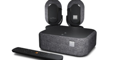 Le Décodeur Home Cinema d'Orange à revêtement tissu gris, ses deux enceintes sans fil Dolby Atmos FlexConnect signées Bang & Olufsen et sa télécommande