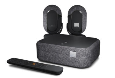 Le Décodeur Home Cinema d'Orange à revêtement tissu gris, ses deux enceintes sans fil Dolby Atmos FlexConnect signées Bang & Olufsen et sa télécommande