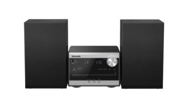 La micro-chaîne Panasonic SC-PM272 vue de face, avec son unité centrale à lecteur CD en façade argentée et ses deux enceintes noires
