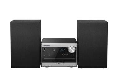 La micro-chaîne Panasonic SC-PM272 vue de face, avec son unité centrale à lecteur CD en façade argentée et ses deux enceintes noires