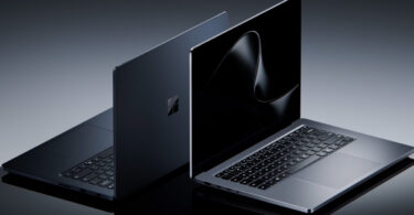 Deux Microsoft Surface Laptop Ultra noirs, l'un ouvert et l'autre entrouvert, premiers PC portables Windows équipés de la puce Nvidia RTX Spark