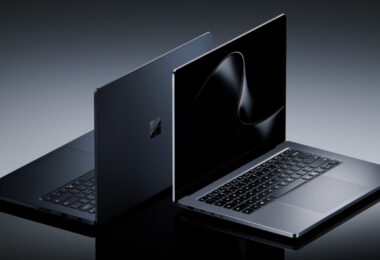 Deux Microsoft Surface Laptop Ultra noirs, l'un ouvert et l'autre entrouvert, premiers PC portables Windows équipés de la puce Nvidia RTX Spark