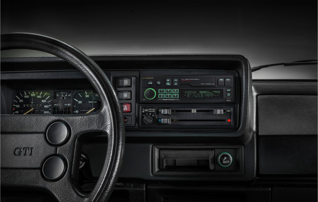 Autoradio Pioneer SXT-C10PS éclairé en vert installé dans le tableau de bord d'une Volkswagen Golf GTI de première génération