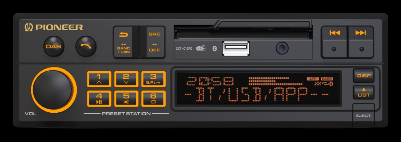 Façade du Pioneer SXT-C10PS en éclairage ambre avec la fausse trappe cassette ouverte sur la prise USB et l'entrée auxiliaire