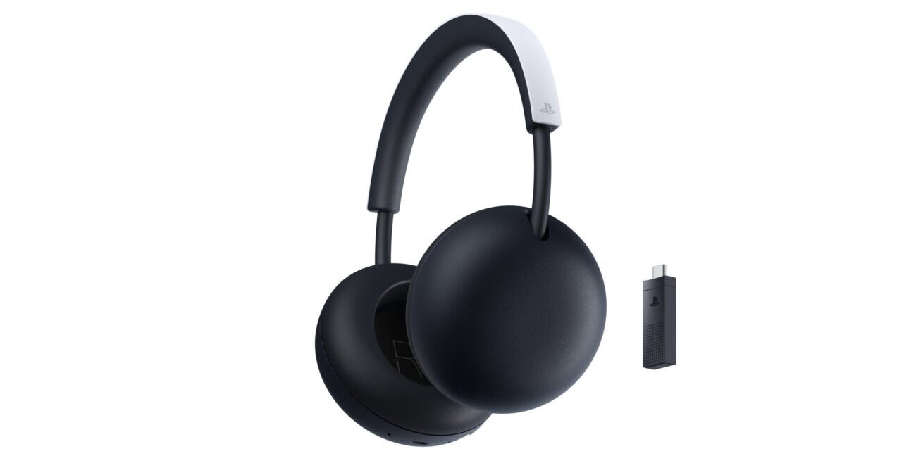 Casque sans fil PlayStation Pulse coloris White posé à côté de son adaptateur PlayStation Link à connecteur USB-C fourni, pour PS5, PlayStation Portal, PC et Mac