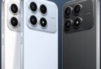 Le smartphone compact Poco X8s de Xiaomi vu de dos dans ses trois coloris blanc, bleu et noir, avec son module photo carré à quatre ouvertures et son logo POCO