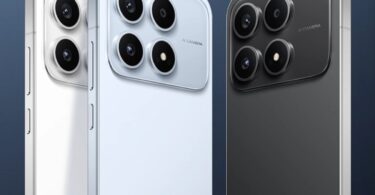 Le smartphone compact Poco X8s de Xiaomi vu de dos dans ses trois coloris blanc, bleu et noir, avec son module photo carré à quatre ouvertures et son logo POCO