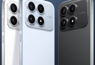 Le smartphone compact Poco X8s de Xiaomi vu de dos dans ses trois coloris blanc, bleu et noir, avec son module photo carré à quatre ouvertures et son logo POCO