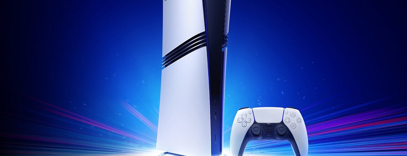 Console PlayStation 5 Pro et manette DualSense blanche sur fond bleu, illustrant la faille noyau Prolapse annoncée pour les firmwares 14.00 et 14.10 et corrigée par la mise à jour 14.20